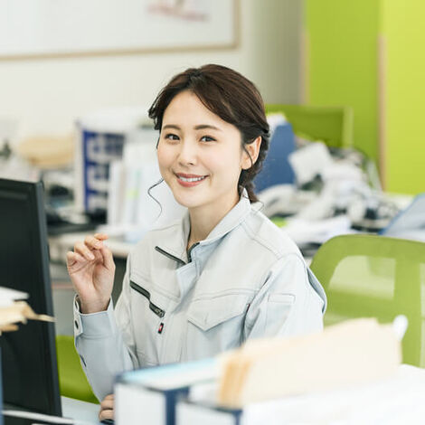 女性事務員